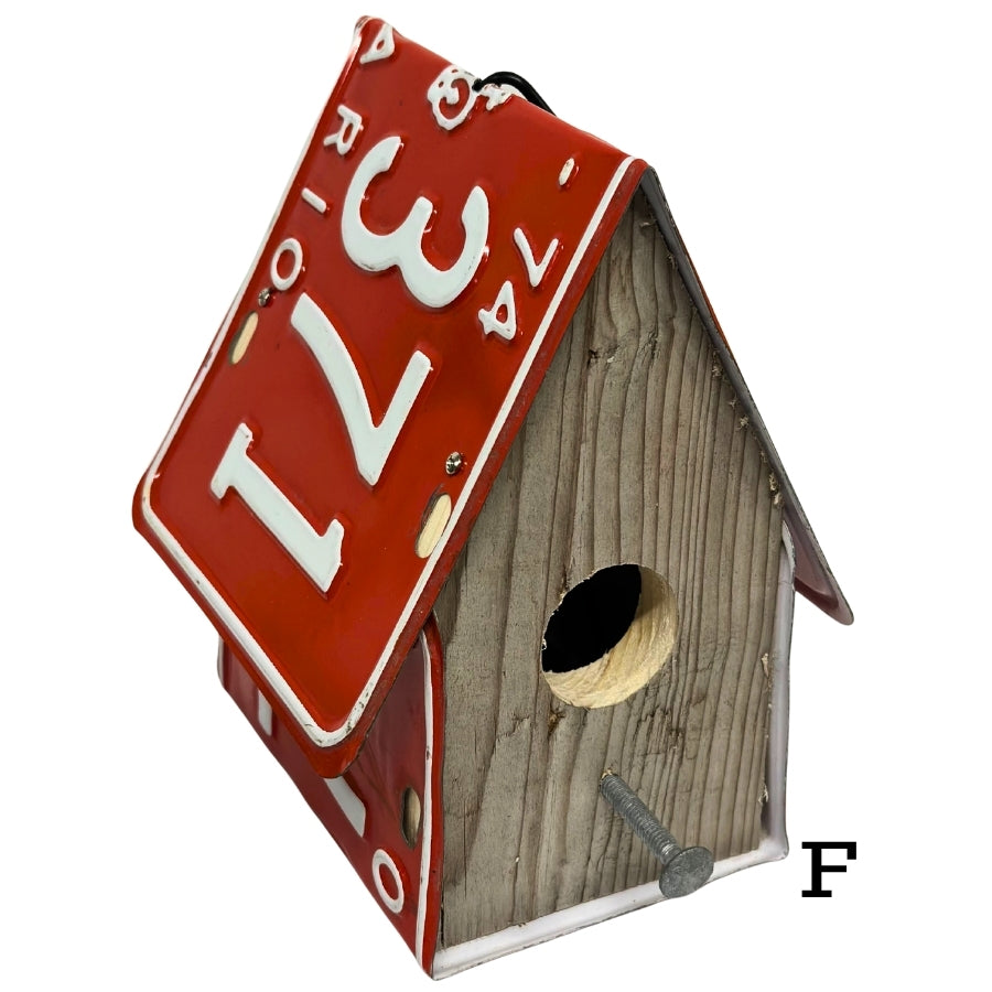 Nichoir à oiseaux avec plaque d'immatriculation de l'Ontario