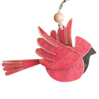 Ornement en bois représentant un cardinal rouge.