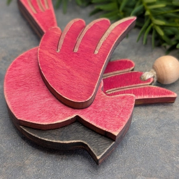 Ornement en bois représentant un cardinal rouge.