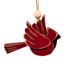 Ornement en bois représentant un cardinal rouge.