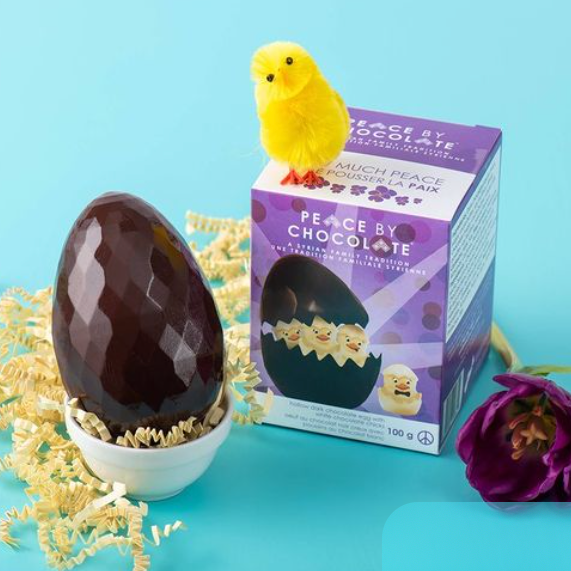 Oeuf de Pâques au chocolat noir avec poussins