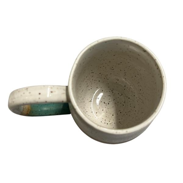 Tasse turquoise et blanche