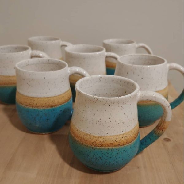 Tasse turquoise et blanche