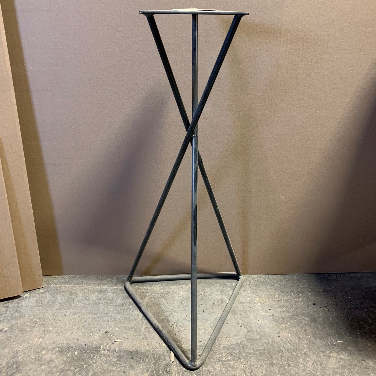 WH - MISC - Base de tabouret trépied (Vente finale)